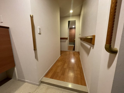 【内装】 | デュオヒルズ新所沢駅前　3階　新所沢駅　徒歩2分 | 余裕を感じる廊下です。奥に大き目の鏡が付いています。
玄関まわりから廊下にかけて、手すりがしっかり設置されています。