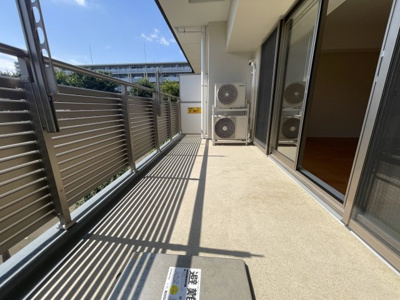 【バルコニー】 | デュオヒルズ新所沢駅前　3階　新所沢駅　徒歩2分 | 広いバルコニーには、生活のゆとりを感じます。
洗濯物を干すのも楽々～