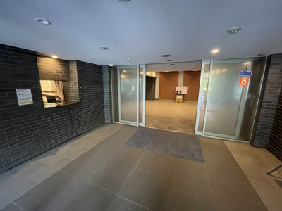 【エントランス】 | デュオヒルズ新所沢駅前　3階　新所沢駅　徒歩2分 | いつも管理人さんがいるので安心です。