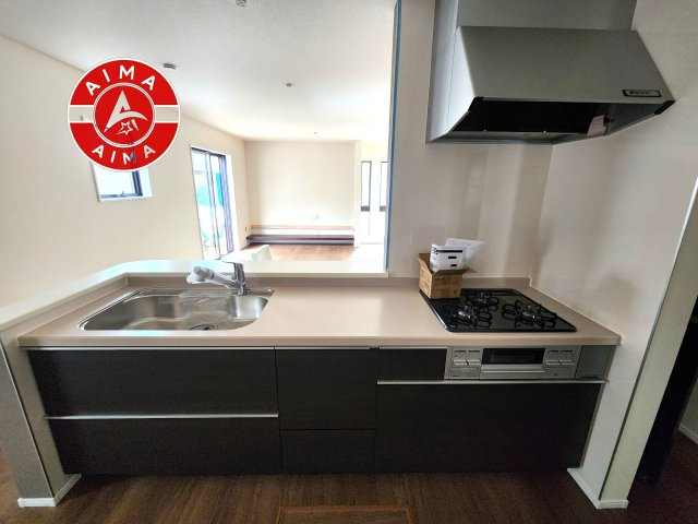 福岡市城南区樋井川4丁目第13-1棟（1号棟）の内観：施工例|ご家族を近くに感じられる対面キッチンのLDK。会話もはずみそうですね。