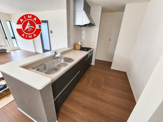 福岡市城南区樋井川4丁目第13-1棟（1号棟）のキッチン|ダイニングテーブルへの配膳がラクラク、お料理はかどるカウンター付きシステムキッチン！