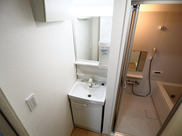 ロイヤルパレス代々木の独立洗面台|忙しい朝には欠かせない洗面所です