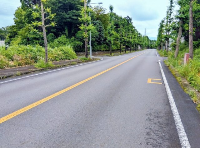 売土地　駿東郡長泉町東野の周辺|広々とした前面道路で車の出入りもスムーズです。建築条件なしで自由な家づくりをお楽しみいただけます。