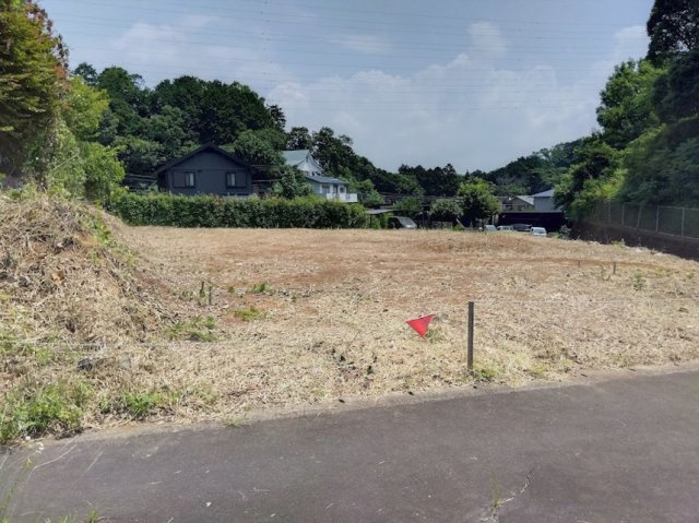 売土地　駿東郡長泉町東野の周辺|広々とした前面道路で車の出入りもスムーズです。建築条件なしで自由な家づくりをお楽しみいただけます。