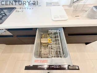 手洗いに比べて時間や労力を節約できることです。また、高温のお湯で洗浄されるため、雑菌や細菌を殺菌する効果もあります。さらに、乾燥機能があるため、手で拭く手間も省け衛生的に保管できます。
