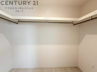 収納力が高く洋服や小物を整理しやすく、更衣室のように使え、部屋がすっきり保てます。収納の配置を自由に調整でき、換気性が良く防湿・防虫対策も可能。快適で機能的な生活空間を実現できます♪
