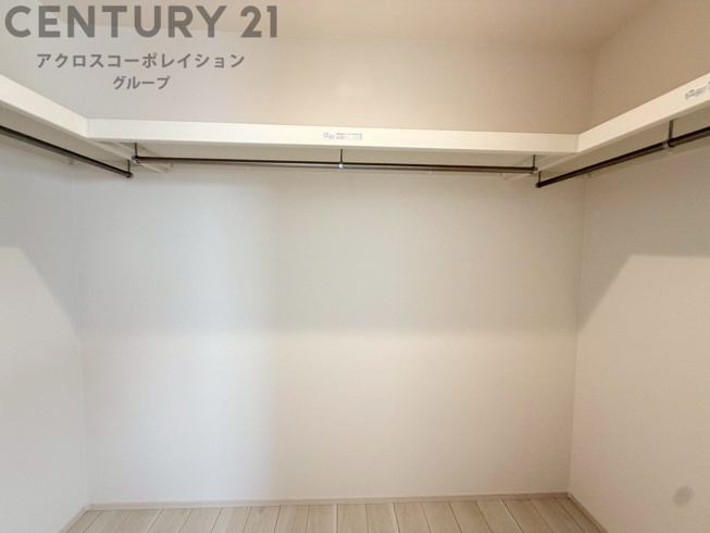 収納力が高く洋服や小物を整理しやすく、更衣室のように使え、部屋がすっきり保てます。収納の配置を自由に調整でき、換気性が良く防湿・防虫対策も可能。快適で機能的な生活空間を実現できます♪

