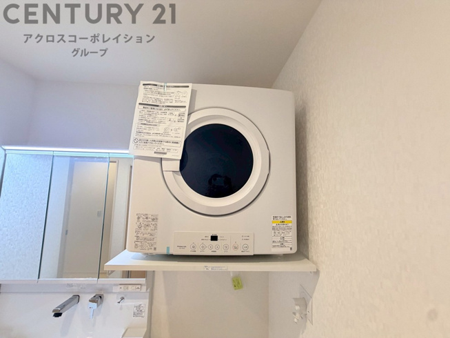 衣類乾燥機は天候に左右されず洗濯物を素早く乾燥。家事効率を高め、快適な暮らしをサポートします。
