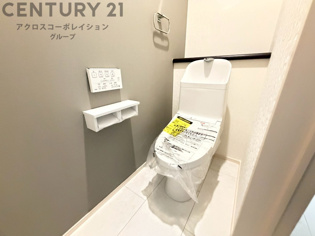 温水洗浄便座付トイレは温水洗浄機能により、暖かい水でおしりを洗浄することができ、冷たい水を使う従来の便座に比べ、温水洗浄機能で暖かいトイレを提供し、快適な使用を可能にします。
