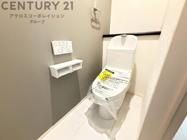 温水洗浄便座付トイレは温水洗浄機能により、暖かい水でおしりを洗浄することができ、冷たい水を使う従来の便座に比べ、温水洗浄機能で暖かいトイレを提供し、快適な使用を可能にします。
