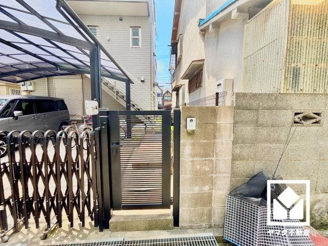 尼崎市立花町３丁目のその他|2階玄関へ出入り可能な北側アプローチ部分です。南北とも玄関には門扉が設置されており、プライバシーや防犯、お子様の飛び出し防止などにも配慮された設計です。