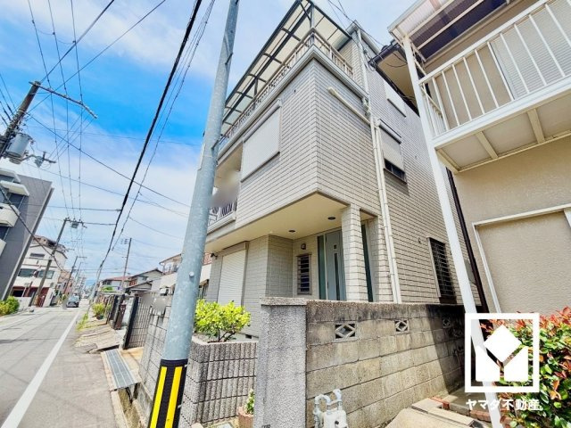 尼崎市立花町３丁目の外観|1・2階に玄関・キッチン・浴室・洗面台が、1・2・3階にトイレがあり、1階2K、2・3階4SLDKの二世帯住宅としてもご検討頂ける設計です。忙しい朝も混雑を避けられるので、身支度がスムーズになります。