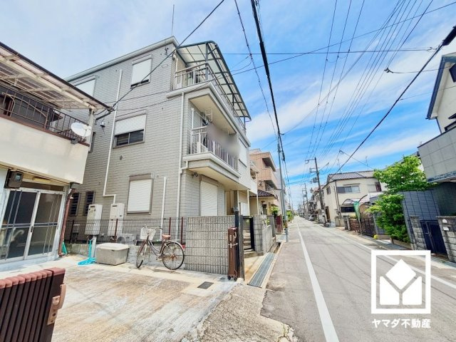 尼崎市立花町３丁目の外観|2階リビングは南向き・西向きの2面採光の窓から自然光を取り込む、開放感あふれる設計。隅々まで光が降り注ぎ、明るく心地の良い空間。