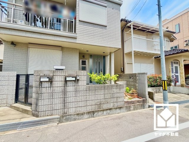 尼崎市立花町３丁目の外観|2階リビングには約6帖の和室が隣接しており、一体でのご利用も可能です。子どもの遊び場、お昼寝スペース、家族のくつろぎ空間にも。和室があると、暮らしの幅がぐんと広がる。