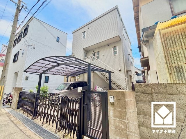 尼崎市立花町３丁目の外観|1階キッチンには勝手口があり、換気やゴミ出しなどに便利です。昼間は手元が明るく、お料理がはかどります。