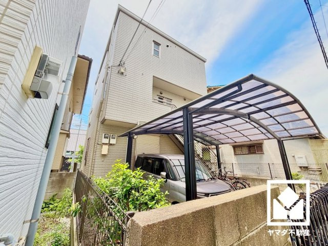 尼崎市立花町３丁目の外観|2階キッチンの横にはパントリーが設置されており、食品のストックや食器等もすっきり片付けることができます。