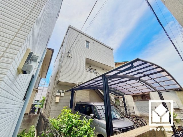 尼崎市立花町３丁目の外観|窓は一部シャッター雨戸付きでセキュリティやプライバシーにも配慮されています。台風などによる飛来物対策や、防音性・断熱性の向上も期待できる設備で、快適な住環境づくりをサポートします。