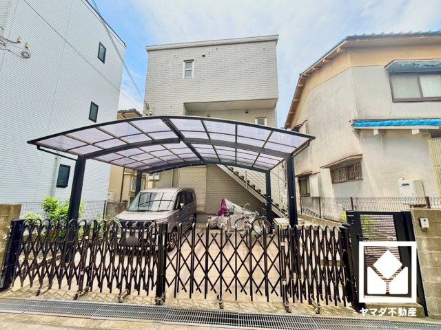 尼崎市立花町３丁目の外観|1階にはウォークインクローゼット、3階にも納戸を備えており、家の中をもっとスッキリ。お洋服はもちろん、スーツケースなどの大物、季節の荷物や趣味の道具もしっかり収納できます。
