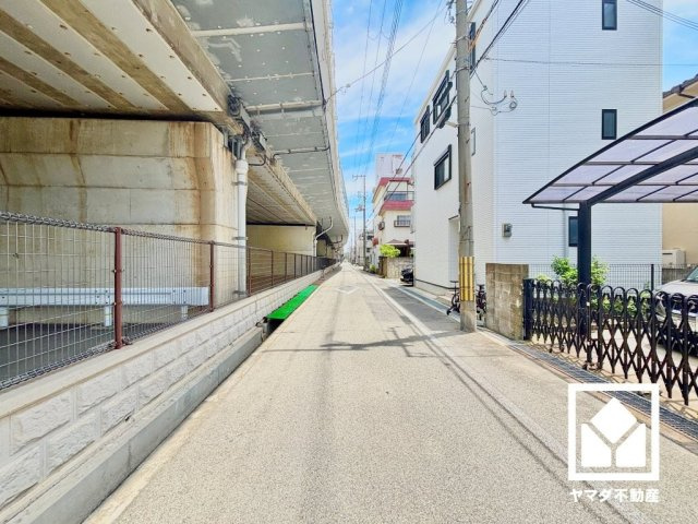 尼崎市立花町３丁目の前面道路含む現地写真|駐車スペースのある北側道路です。開放感のある北側・南側の両面道路で、陽当たり・風通しの良い立地です。