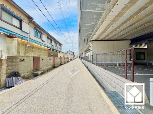 尼崎市立花町３丁目の前面道路含む現地写真|北側は名神高速道路に面しており、尼崎ICまでは一般道で約1.6kmの立地。尼崎市から神戸市を結ぶ山手幹線も約250mと近く、西宮・吹田など各方面へのアクセスがスムーズ。快適なカーライフが叶います。