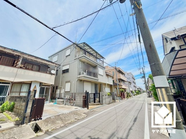 尼崎市立花町３丁目の前面道路含む現地写真|1階玄関のある南側道路です。両面とも一方通行の道路なので抜け道として利用されにくく、自動車や自転車の進行方向も把握しやすいため、車の出入りや歩行の際の安全確認をしやすい立地です。