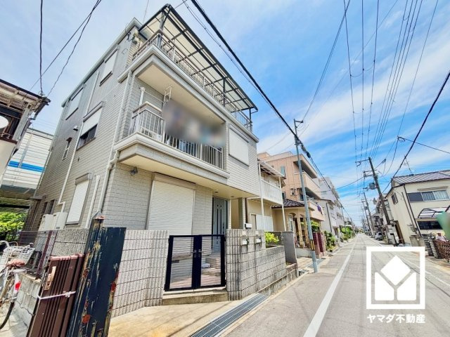 尼崎市立花町３丁目のバルコニー|南向きバルコニーで陽当たり、風通し良好。バルコニーが2階と3階にございますので、お洗濯物をたっぷりと干す事ができます。どちらも屋根付きなので急な雨の日も洗濯物が濡れにくく便利です。