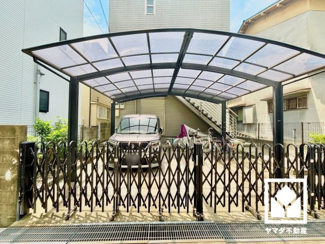 尼崎市立花町３丁目の駐車場|カーポート付きの駐車スペースを並列2台分確保。重い荷物や雨の日の移動もスムーズで、快適なカーライフを実現。来客時にも便利です。