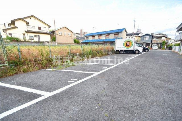 グランドシャトー山本の駐車場