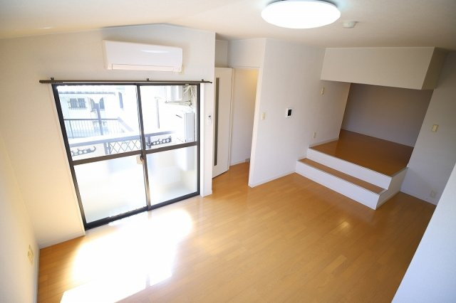 ティエラ大橋の居間・リビング|角部屋、綺麗な室内、ロフト付、
やわらかな採光が快適な暮らしを彩ります♪