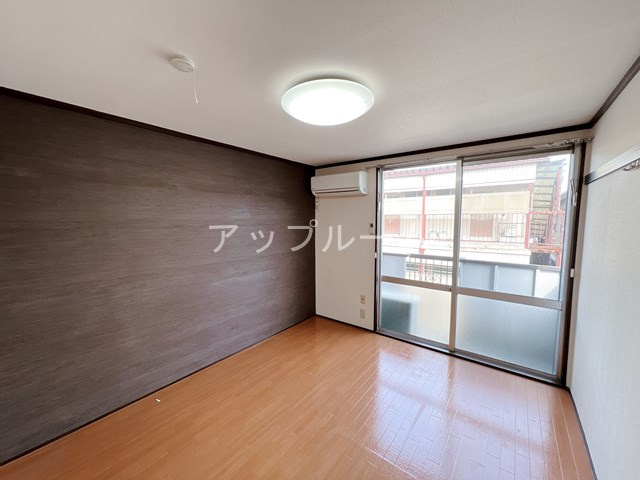 春日井市高蔵寺町北２丁目のアパートの居間・リビング