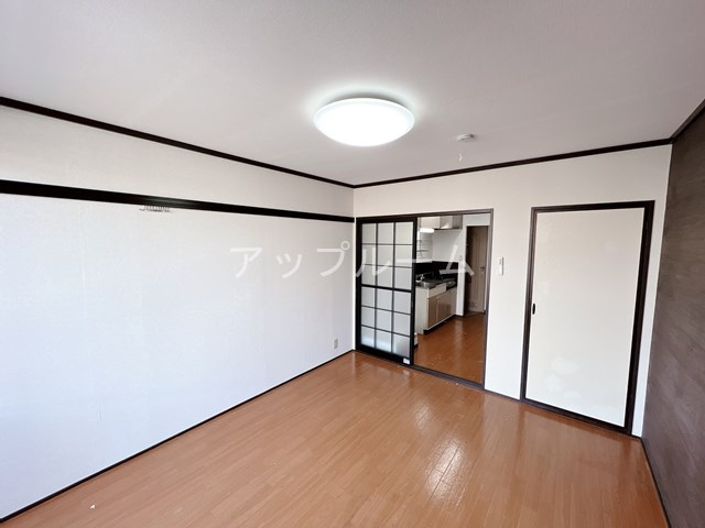 春日井市高蔵寺町北２丁目のアパートの居間・リビング