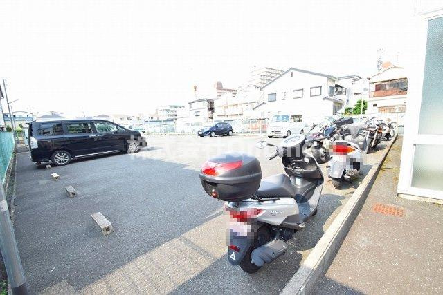 バーズハウスの駐車場