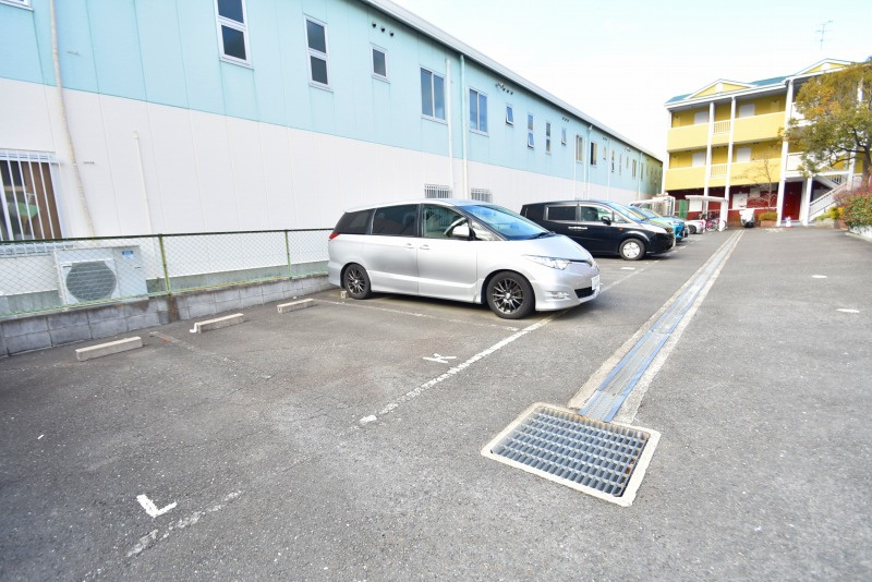 ニシシンヴィレッジA棟の駐車場
