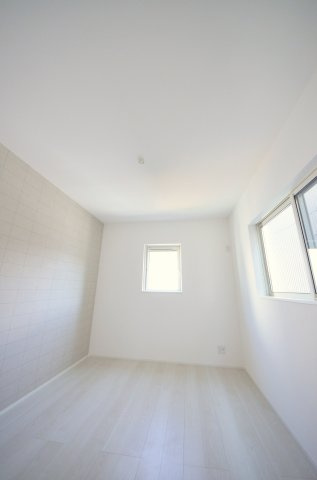 柳ケ丘の洋室|各居室に機能的なクローゼットを完備。タンスなどの大型家具を買い足す必要がないため、お部屋の面積を最大限に活かせます。