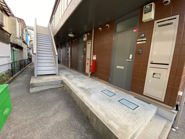 豊中市庄内栄町３丁目のアパートのエントランス