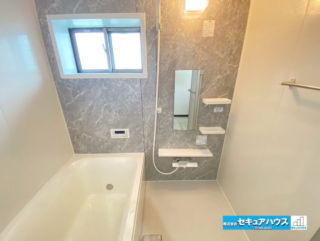 サンマンションアトレ横須賀駅前スカイステージの浴室|【浴室】
◆アクセントパネルで落ち着きのある雰囲気を演出します。毎日の疲れを癒やすバスタイムをお楽しみ下さい！
◆窓付きで、カビの繁殖を抑える効果があります。
◆追い炊き機能を備えたオートバスです。　