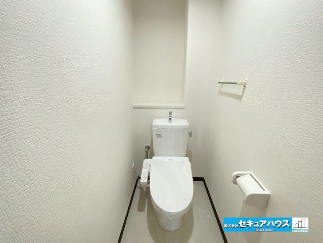 サンマンションアトレ横須賀駅前スカイステージのトイレ|【高機能トイレ】
◆高機能トイレの多くは便器のフタの開閉が自動であり、使用後に手動で水を流す面倒もなく非常に便利です。スタイリッシュな見た目で、お掃除しやすく、節水効果が高いです。　　　　　　　　　　