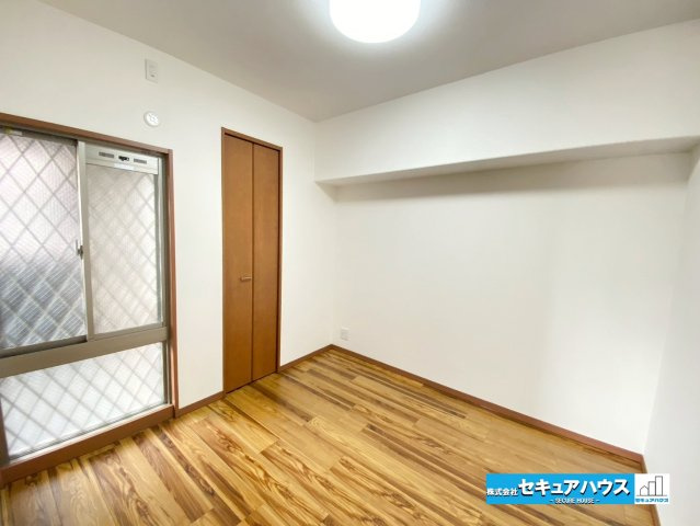 サンマンションアトレ横須賀駅前スカイステージの洋室|【洋室5.1帖】
◆家族一人ひとりの大切なプライベート空間。趣味に合わせて使って頂けるようシンプルに仕上げてあります。暮らし心地を大きく左右する収納を、適材適所に配置し使い勝手を考慮しました。　　　