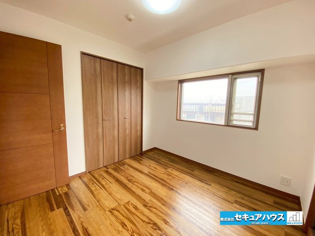サンマンションアトレ横須賀駅前スカイステージの洋室|【洋室6帖】
◆広々とした居住空間は日々の暮らしを彩り、心のやすらぎと満足感を与えてくれます。通風と採光を考慮した設計は子供たちはのびのび育ち、家族でくつろぎと団らんを生み出します。　　　　　　　　　