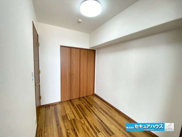サンマンションアトレ横須賀駅前スカイステージの洋室|【洋室3.7帖】
◆お子様のお部屋や主寝室、来客時の宿泊室、趣味のお部屋としてもご利用いただけます♪
◆全居室収納付きのため各居室ごとにお洋服や荷物をしまうことができます。　　　　　　　　　　　　　　