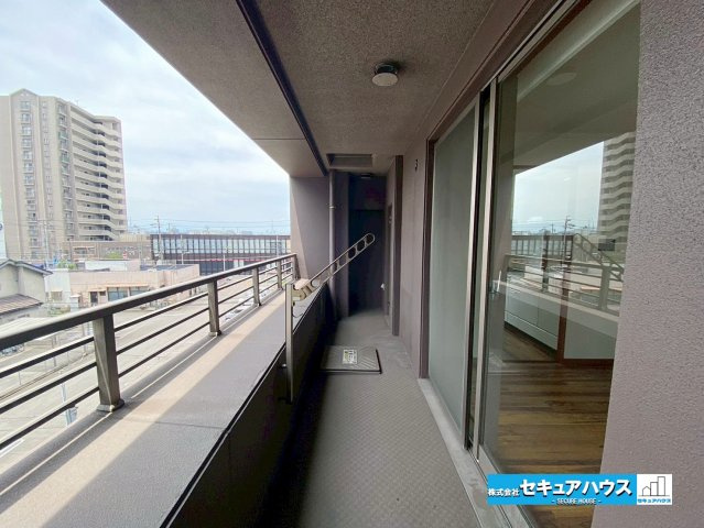 サンマンションアトレ横須賀駅前スカイステージのバルコニー|【バルコニー】
◆見晴らしもよく、太陽の温かな温もりをめいっぱい受け止めてくれます。
太陽の光と爽やかな風を受けたお洗濯物はあっという間に乾きます。　　　　　　　　　　　　　　　　　　　　　　　　　　
