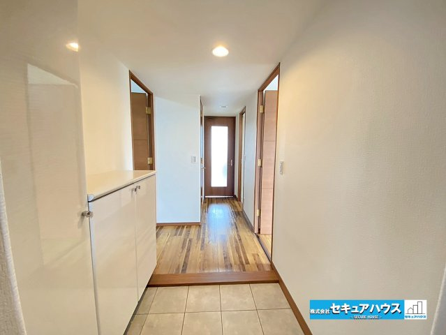 サンマンションアトレ横須賀駅前スカイステージの玄関|【玄関】
◆玄関には、収納力のあるシューズボックスがございます。玄関まわりがすっきり片付きます。
◆洗練された空間のお洒落な玄関に仕上がっております。
◆オートロック付きで防犯面も安心です。　　　　　