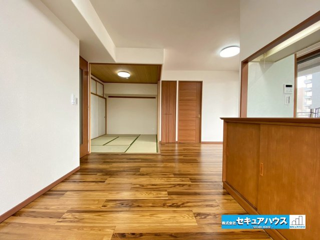 サンマンションアトレ横須賀駅前スカイステージの居間・リビング|【リビング14.3帖】
◆家族揃ってリビングで過ごすお休みの日が、楽しみになる場所となることでしょう。
◆対面式のオープンキッチンは、家事をしながら家族の様子が一目でわかる安心＆便利設備♪　　　　　　