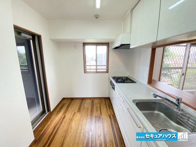 サンマンションアトレ横須賀駅前スカイステージのキッチン|【キッチン】
◆広々としたキッチンスペースのため家族で並んで料理することが出来ます。
◆バルコニー側とキッチン横の窓から採光を取り入れられるため手元が明るいところで料理可能です。　　　　　　　　　　　