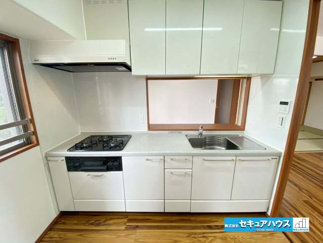 サンマンションアトレ横須賀駅前スカイステージのキッチン|◆同時にたくさんの料理が調理できる3口コンロ。「焼く・蒸す・煮る」の工程を同時進行で進めることができ、料理を素早く作ることができます。
◆吊戸棚付きで収納豊富なキッチンスペースです。　　
