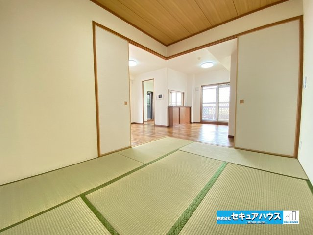 サンマンションアトレ横須賀駅前スカイステージの和室|【和室6帖】
◆LDKに隣接する和室はお子様の遊び場や寝転がるスペースとして利用することができます。
◆来客時には扉を閉めて客間として利用できるため汎用性の高いお部屋です。　　　　　　　　　　　　　　