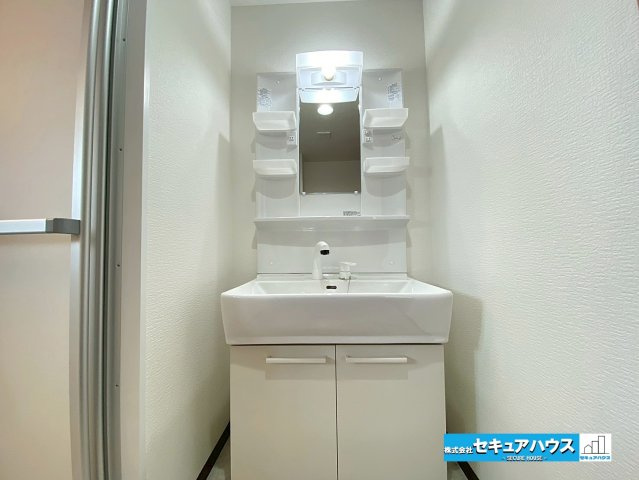 サンマンションアトレ横須賀駅前スカイステージの独立洗面台|【洗面台】
◆鏡の横にはたっぷりと収納スペースを標準装備！
◆電源を付属しているのでドライヤーなど利用できます。
◆洗面台下にも収納スペースがあるため洗剤やシャンプーのストックを入れられます。　　　　
