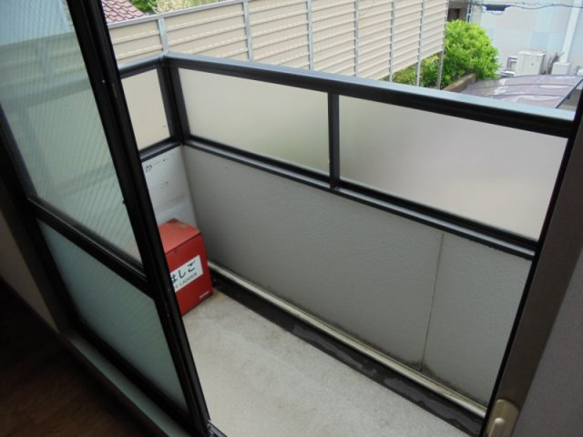 神戸市中央区中山手通７丁目のアパートのバルコニー