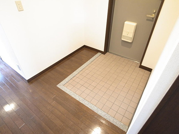 神戸市中央区籠池通３丁目の賃貸マンションの玄関