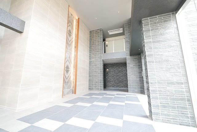 芦屋市平田町の賃貸マンションのエントランス